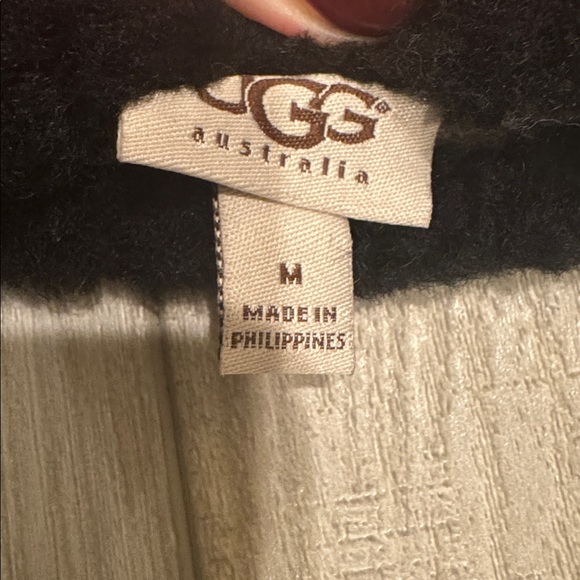 UGG Australia Black Leather Gloves with cashmere lining - Picture 3 of 4